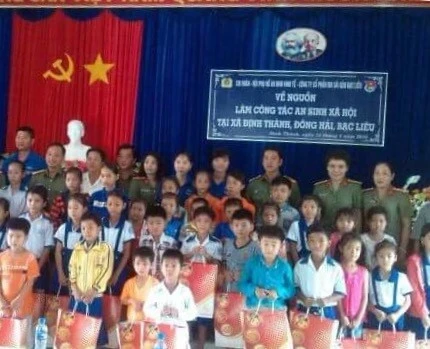 Liên chi đoàn trao quà cho học sinh nghèo