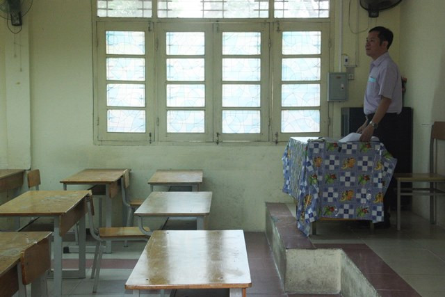 Giám thị kiểm tra phòng thi sáng 24/6