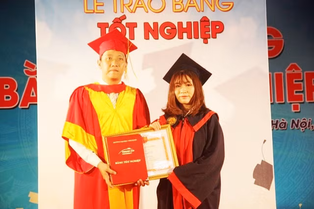 TS Ngô Xuân Hà - Hiệu trưởng Trường ĐH Thành Đô trao bằng tốt nghiệp cho sinh viên tốt nghiệp loại xuất sắc