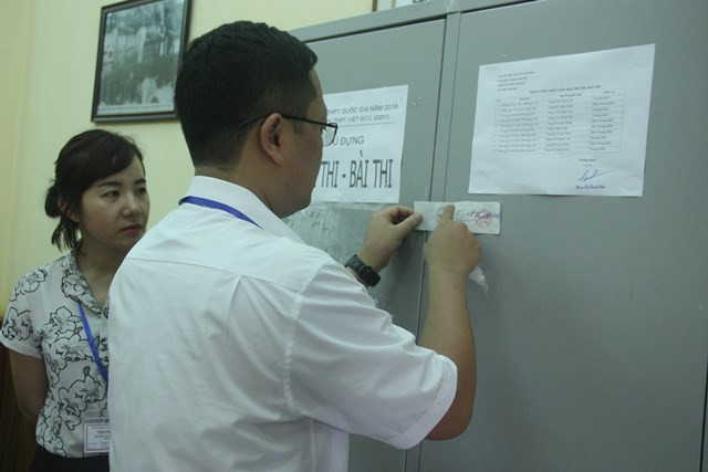 Dán niêm phong tủ đựng đề thi