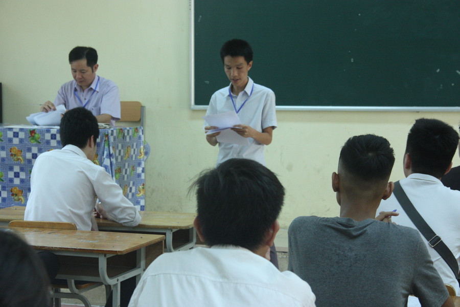 Giám thi phổ biến quy chế và dặn dò thí sinh trước ngày thi