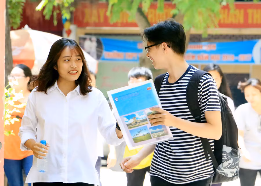 Thí sinh trao đổi kết quả làm bài thi