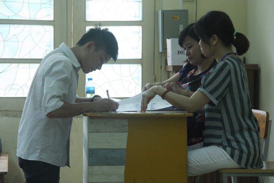 Tại buổi làm thủ tục, thí sinh xuất trình Giấy chứng minh nhân dân hoặc Giấy báo dự thi để nhận Thẻ dự thi