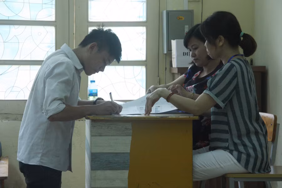 Tại buổi làm thủ tục, thí sinh xuất trình Giấy chứng minh nhân dân hoặc Giấy báo dự thi để nhận Thẻ dự thi