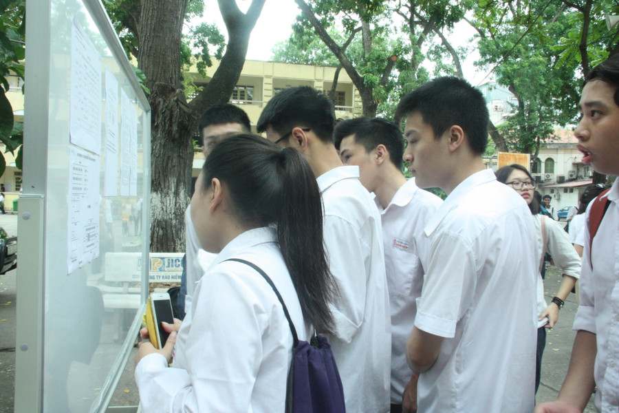 Thí sinh xem sơ đồ phòng thi trước khi vào làm thủ tục dự thi