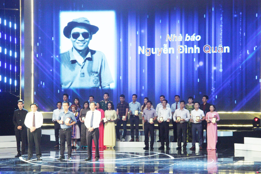 Trường hợp đặc biệt: Nhà báo Nguyễn Đình Quân không thể lên nhận giải thưởng do đã bị mất sau tai nạn giao thông trong khi đang tác nghiệp. Con trai nhà báo đã thay cha lên nhận giải tại buổi lễ