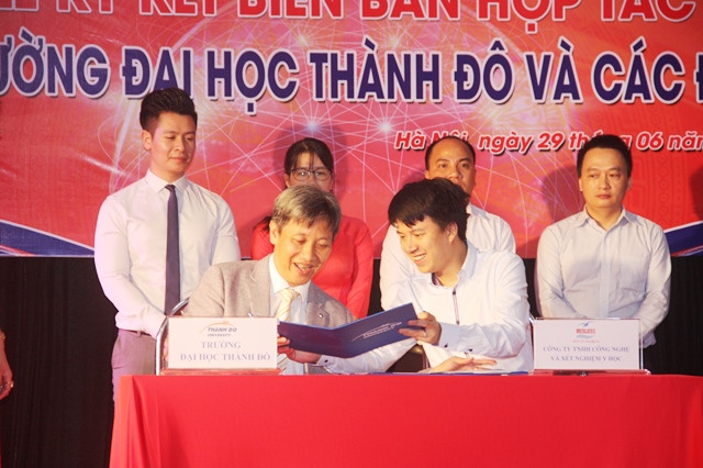 Trường ĐH Thành Đô kí kết hợp tác với doanh nghiệp tại lễ bế giảng