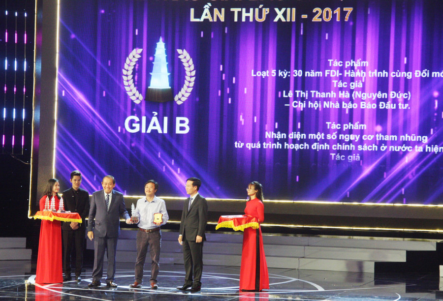 Phó Thủ tướng thường trực Chính phủ Trương Hòa Bình, Trưởng ban Tuyên giáo Trung ương Võ Văn Thưởng trao giải B cho tác giả đoạt giải