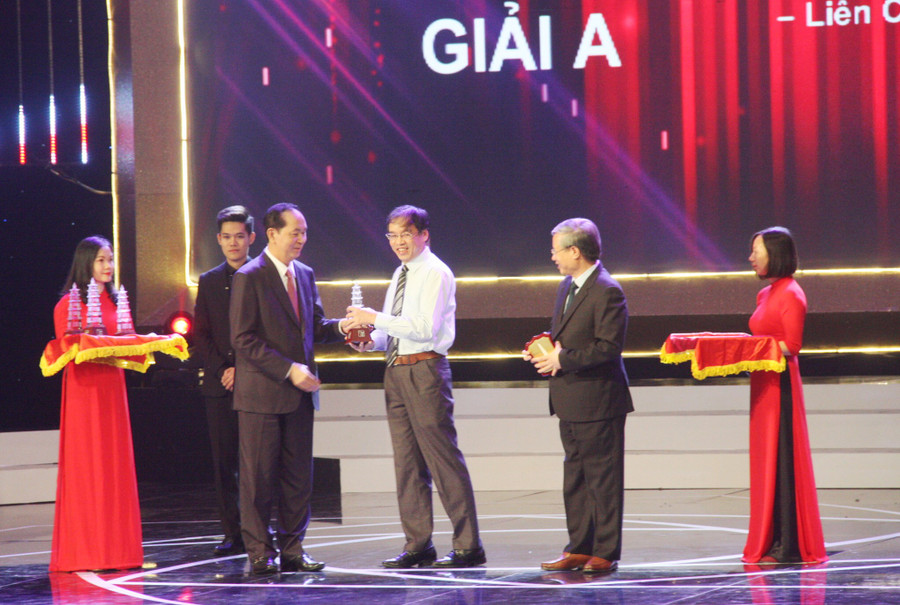 Giải A thể loại Tin, bài phản ánh, phỏng vấn (Báo in) được trao cho Loạt 2 bài “Bài học sâu sắc về công tác cán bộ qua vụ Trịnh Xuân Thanh” của tác giả Nguyễn Văn Bắc (Bắc Văn) – Liên Chi hội Nhà báo Báo Nhân dân.