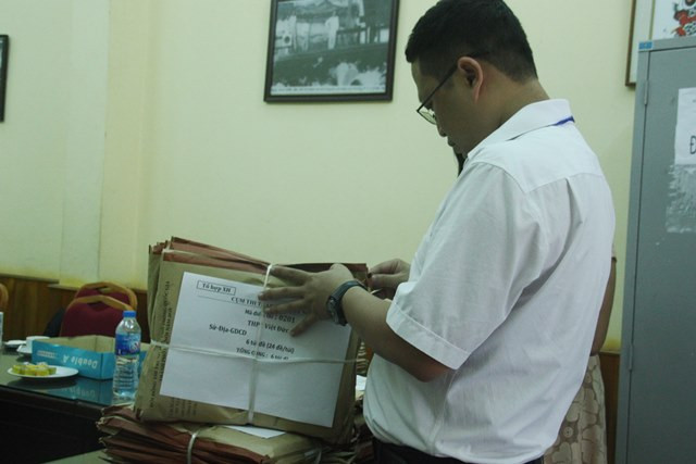 Kiểm đếm khi nhận đề thi tại điểm thi Trường THPT Việt Đức