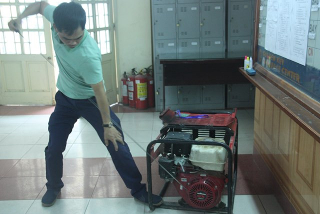 Kiểm tra máy phát điện dự phòng tại điểm thi sáng 24/6