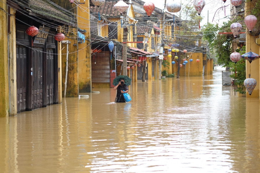 Phố cổ Hội An ngập trong biển nước.
