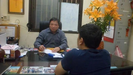 Bác sĩ Nguyễn Văn Dũng đang tư vấn cho bệnh nhân bị loạn dục. Ảnh Hoàng Anh