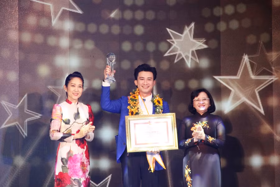 Niềm vui của ca sĩ, diễn viên Chí Thiện nhận giải thưởng Công dân trẻ tiêu biểu TPHCM năm 2018