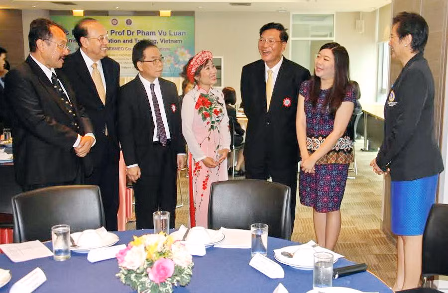 Bộ trưởng và các lãnh đạo SEAMEO, mạng lưới TROPMED và Trung tâm TROPMED Thái Lan trò chuyện với cô Nguyễn Thị Linh Hà - cán bộ Trường ĐH Dược Hà Nội đang học tập tại Trung tâm TROPMED Thái Lan.