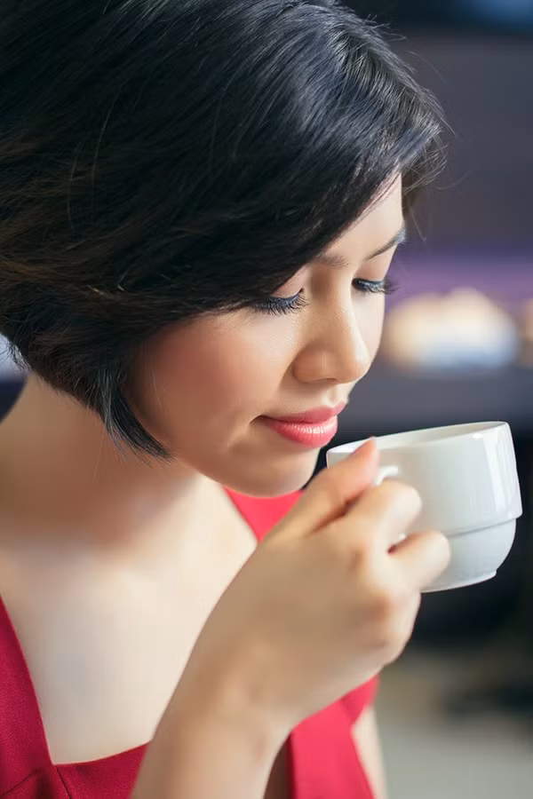Á hậu Hoàng My đẹp đằm thắm hơn khi trở lại Việt Nam 5