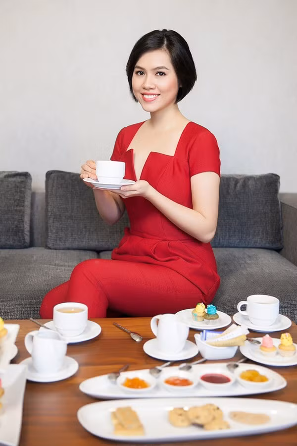 Á hậu Hoàng My đẹp đằm thắm hơn khi trở lại Việt Nam 4