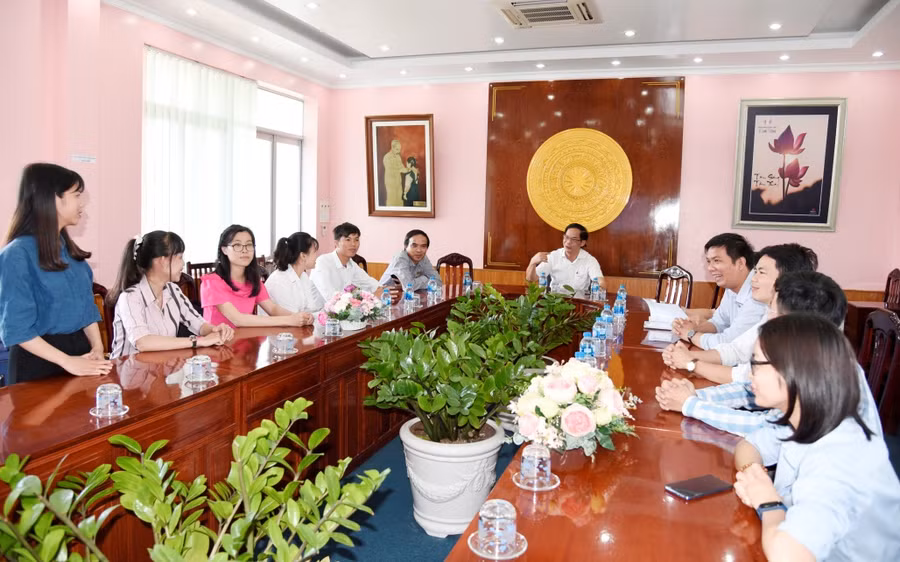 NGƯT.PGS,TS.Nguyễn Văn Đệ, Hiệu trưởng Trường ĐH Đồng Tháp chia sẻ, động viên và tặng quà hỗ trợ các sinh viên trước khi xuất phát tham gia dự án Sea Teacher