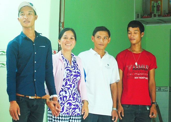Hình ảnh Hào Anh bên cha mẹ 4 tháng trước, khi căn nhà hoàn thành. Bốn tháng trước căn nhà hoàn thành, Hào Anh chính thức được ở trong ngôi nhà mới cùng mẹ, cha dượng và 2 em.