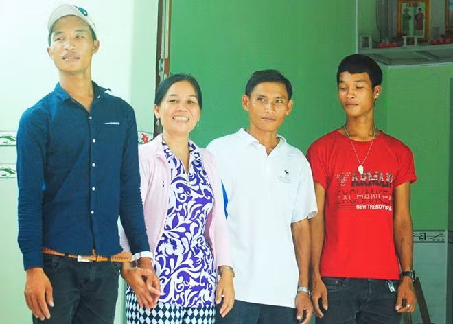 Hình ảnh Hào Anh bên cha mẹ 4 tháng trước, khi căn nhà hoàn thành. Bốn tháng trước căn nhà hoàn thành, Hào Anh chính thức được ở trong ngôi nhà mới cùng mẹ, cha dượng và 2 em.