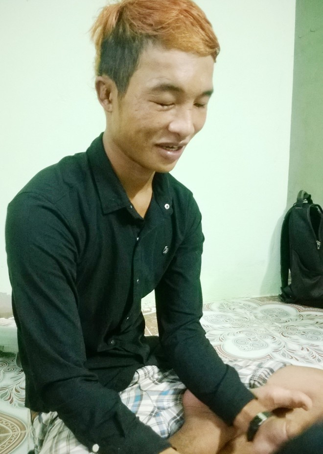 Cậu hứa sẽ nhuộm lại mái tóc vàng hoe này. 2