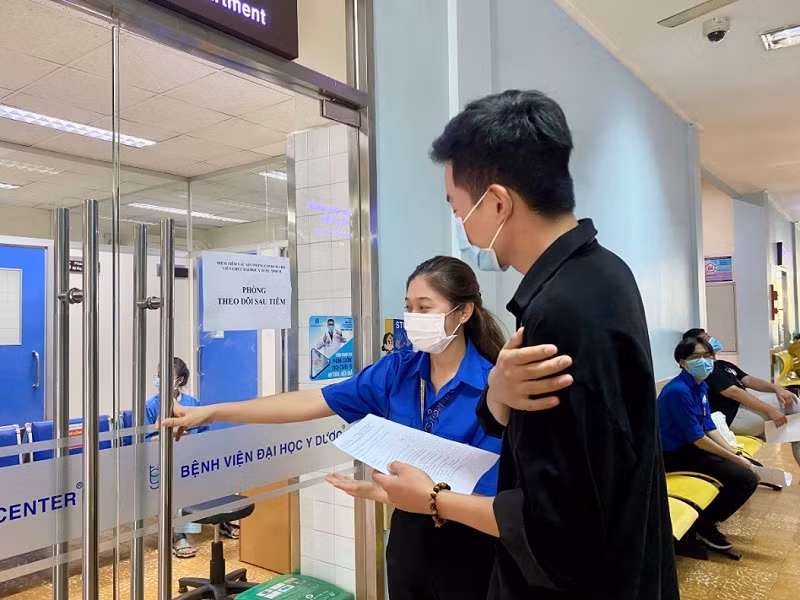 Điểm tiêm vắc-xin cho sinh viên tại Trường ĐH Y Dược TPHCM. Ảnh: CT