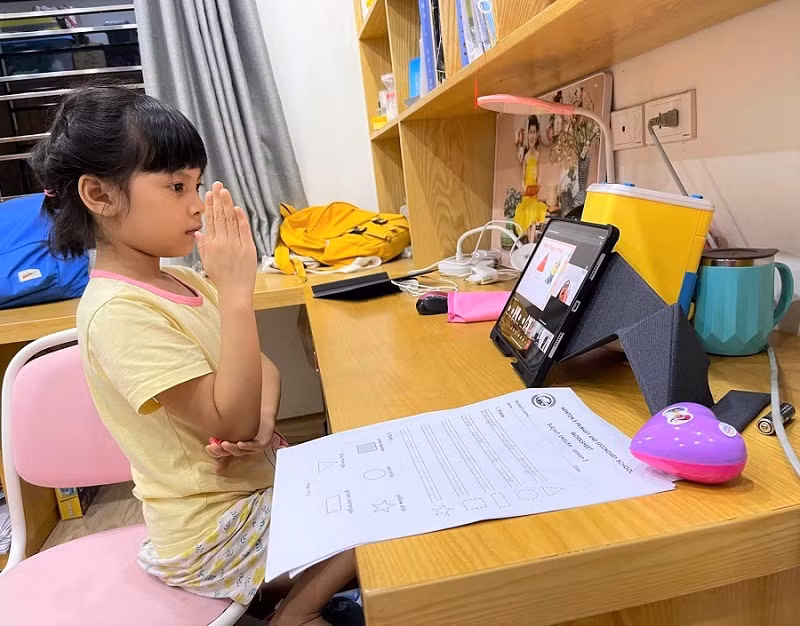 Giáo viên lồng ghép hoạt động giao lưu để học sinh tương tác trong lớp học trực tuyến. Ảnh: INT