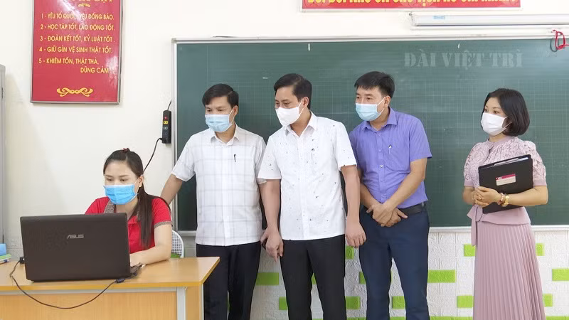 Lãnh đạo TP Việt Trì trực tiếp kiểm tra công tác dạy và học trực tuyến tại một số trường học trên địa bàn. Ảnh minh họa: ĐVT