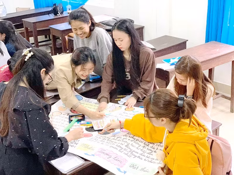 Lê Thị Trâm Anh (thứ 3 từ phải sang trái) cùng nhóm bạn thảo luận bài. Ảnh chụp tại thời điểm chưa có dịch Covid-19: NVCC