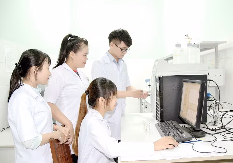 Sinh viên Khoa Sư phạm Trường ĐH Đồng Tháp trong giờ thực hành. Ảnh chụp tại thời điểm chưa có dịch Covid-19.