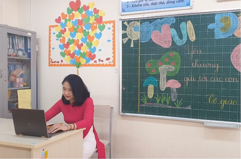 Cô giáo Lưu Yến Ngọc sáng tạo những bài giảng trực tuyến. Ảnh: TG