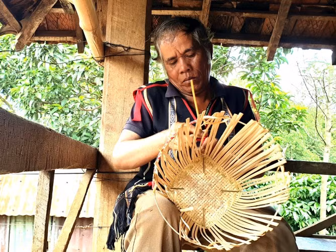 Nghề đan gùi dần bị mai một, tuy nhiên người dân vẫn lưu giữ để truyền dạy lại cho thế hệ trẻ.