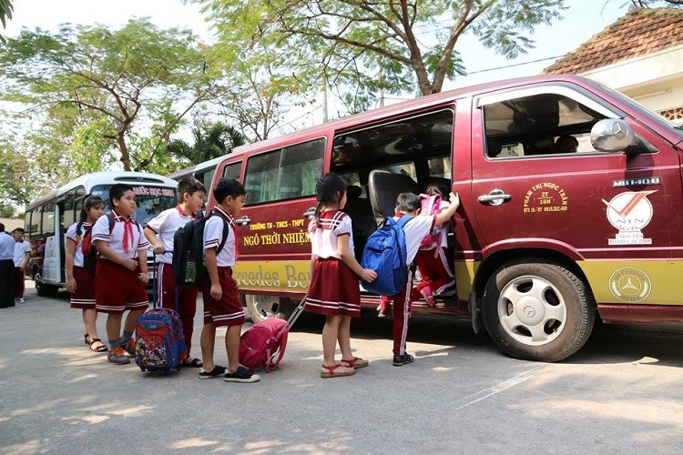 Nhiều trường dân lập bảo vệ an toàn cho học sinh ngay từ việc đi lại.