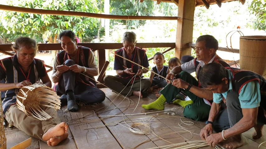 Người dân say sưa đan chiếc gùi truyền thống của đồng bào Tây Nguyên.