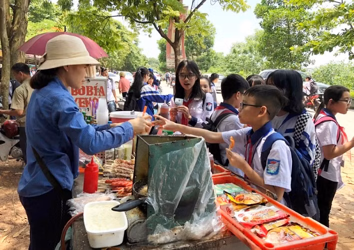 Hiện tượng hàng rong bao vây cổng trường, tiềm ẩn nguy cơ mất an toàn cho HS.