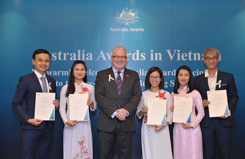 Ngài Craig Chittick – Đại sứ Australia tại Việt Nam -cùng các ứng viên được trao Học bổng Chính phủ Australia vòng tuyển chọn 2018.