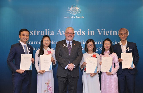 Ngài Craig Chittick – Đại sứ Australia tại Việt Nam -cùng các ứng viên được trao Học bổng Chính phủ Australia vòng tuyển chọn 2018.