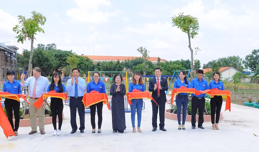 Nam A Bank trao tặng sân chơi làm bằng vật liệu tái chế từ lốp xe cho các em học nhỏ Trường Mẫu giáo Nhơn Thạnh Trung và Trường Tiểu học Bình Tâm