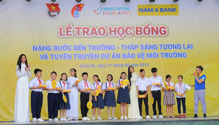 Hai đại sứ của Nam A Bank cùng chơi trò chơi với các em học sinh tỉnh Long An về chủ đề bảo vệ môi trường.