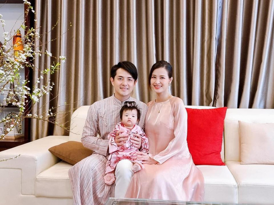 Gia đình Đông Nhi - Ông Cao Thắng vừa chào đón một thành viên mới vô cùng đáng yêu. Nhân dịp đầu xuân năm mới, cả gia đình cùng diện áo dài truyền thống mang tông hồng ngọt ngào, nền nã. Gia đình Đông Nhi - Ông Cao Thắng vừa chào đón một thành viên mới vô cùng đáng yêu. Nhân dịp đầu xuân năm mới, cả gia đình cùng diện áo dài truyền thống mang tông hồng ngọt ngào, nền nã.