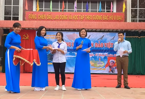 Trao quà cho HS trả lời nhanh câu hỏi tìm hiểu về biển đảo Việt Nam