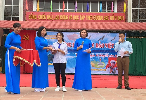 Trao quà cho HS trả lời nhanh câu hỏi tìm hiểu về biển đảo Việt Nam