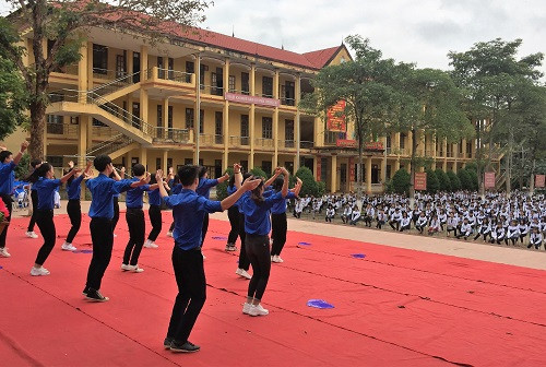 Học sinh lớp 10A1 nhảy dân vũ "Bâng khuâng Trường Sa, trái tim của Việt Nam"