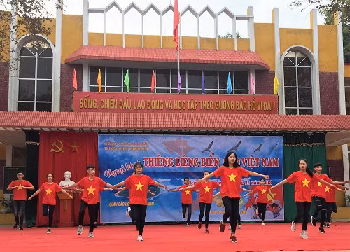 Học sinh lớp 11B3 thể hiện tình yêu Tổ quốc