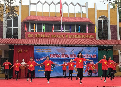 Học sinh lớp 11B3 thể hiện tình yêu Tổ quốc