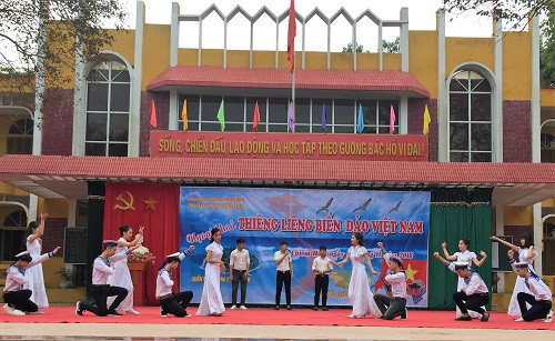 Học sinh lớp 12C7 hát múa “ Nơi đảo xa”