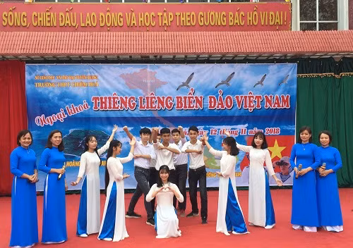 Tiết mục văn nghệ do cô trò Trường THPT Chiêm Hóa biểu diễn