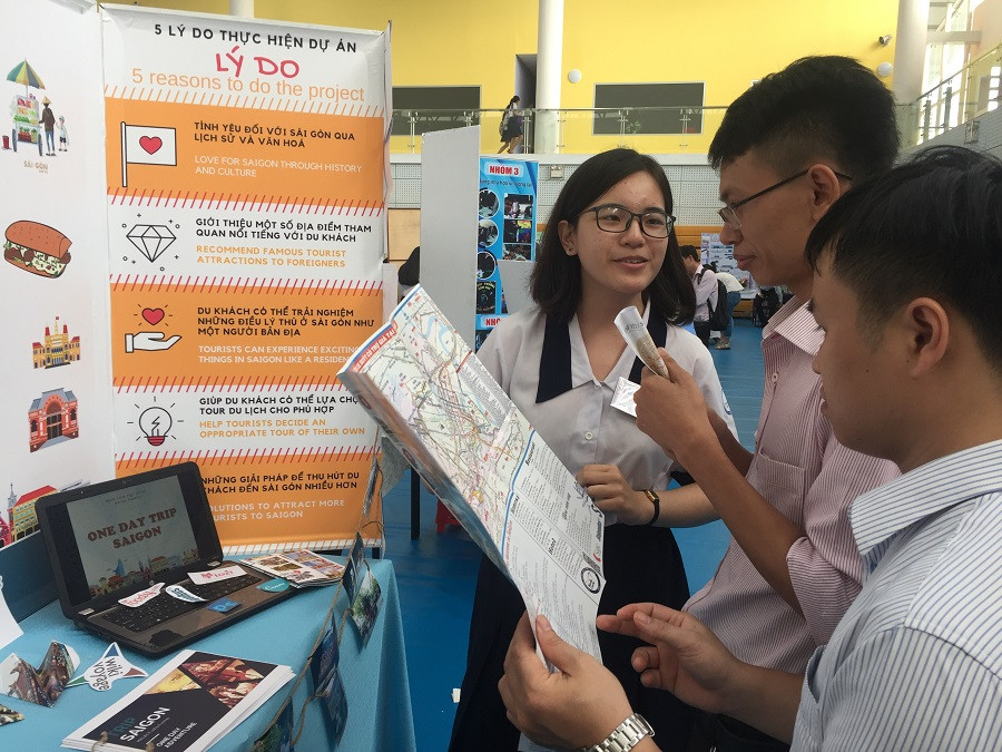 Học sinh thuyết trình dự án cho khách tham quan dự án