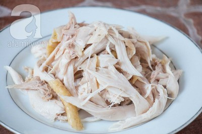 Thịt gà luộc chín xé sợi, có thể dùng cả xương để bóp tùy theo ý thích.