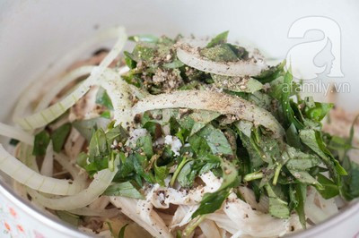 Trộn chung thịt gà, rau răm, hành tây cùng một ít muối và tiêu. Gia giảm cho vừa miệng.